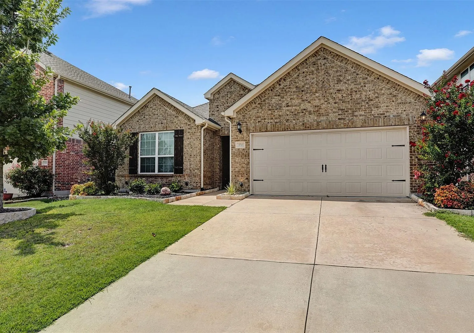Located in McKinney's desirable Erwin Farms, this beautiful home exudes modern elegance and pract... — Photo 2