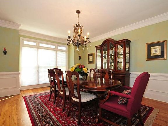 4th image of 315 Newington Ct