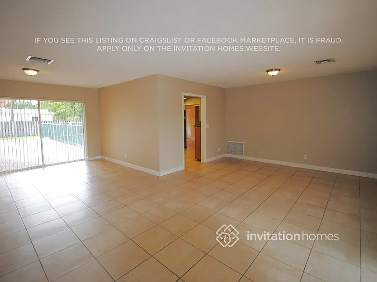 1810 N 47th Ave — Photo 2