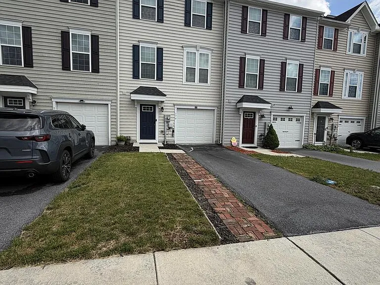 174 Ontario Dr — Photo 1