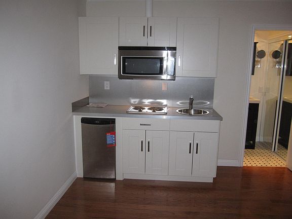 3rd image of 1021 N Doheny Dr APT 8