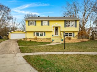 831 Brown Ct, Schaumburg, IL 60193