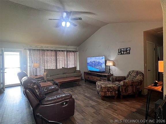 3rd image of 1610 E Osage Ave