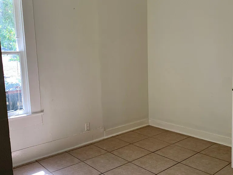 406 1/2 W 40th St #UPSTAIRS GARAGE — Photo 10