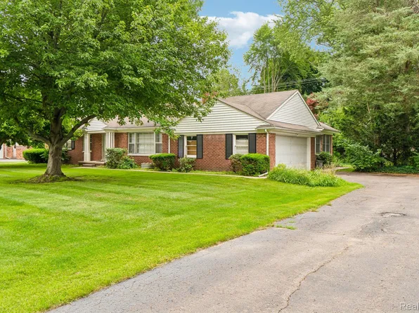 6105 Gilbert Lake Rd, Bloomfield Hills, MI 48301