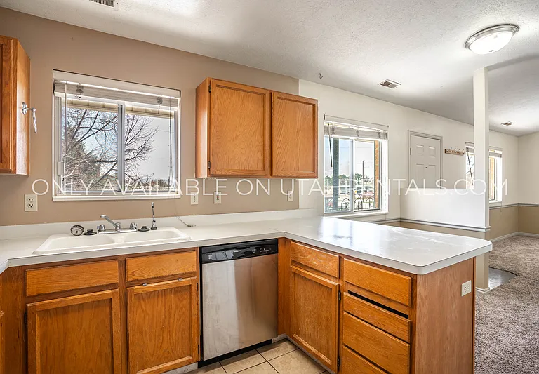 166 N 400 W #21 — Photo 5
