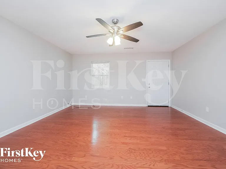 736 Rowe Rd — Photo 2