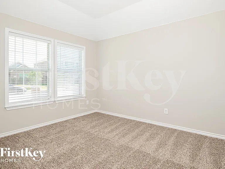 1309 Honeywood Ln — Photo 11