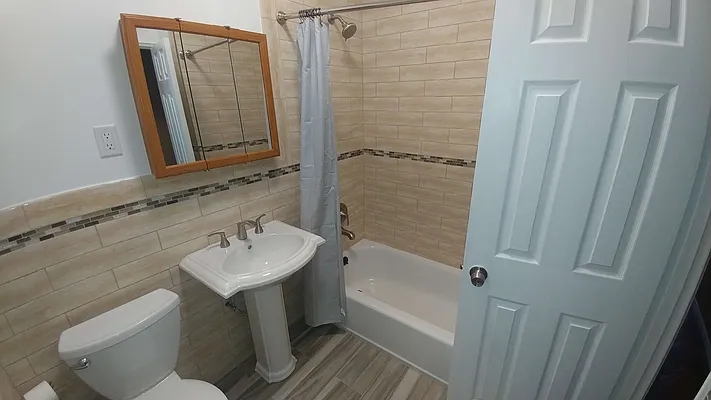 Rented by Halvatzis Realty | media 6