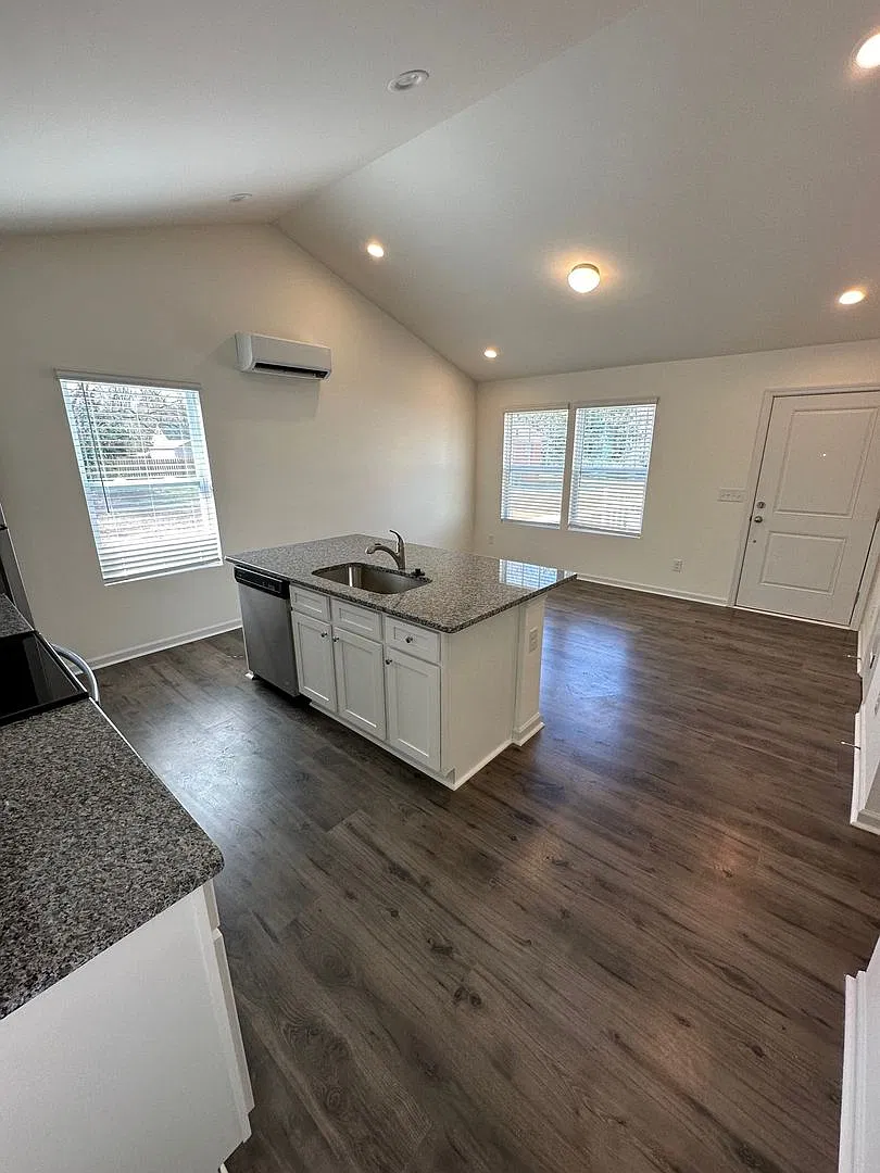 Rare Opportunity Charming 1 Bedroom Adu Near Uptown! November Move In — Photo 4