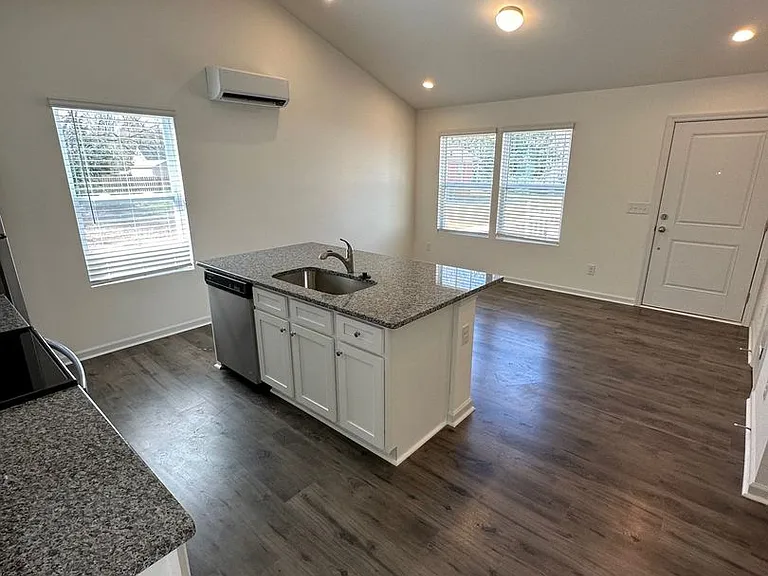 3218 Capitol Dr — Photo 4