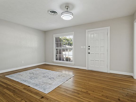 3rd image of 4925 Pershing Ave