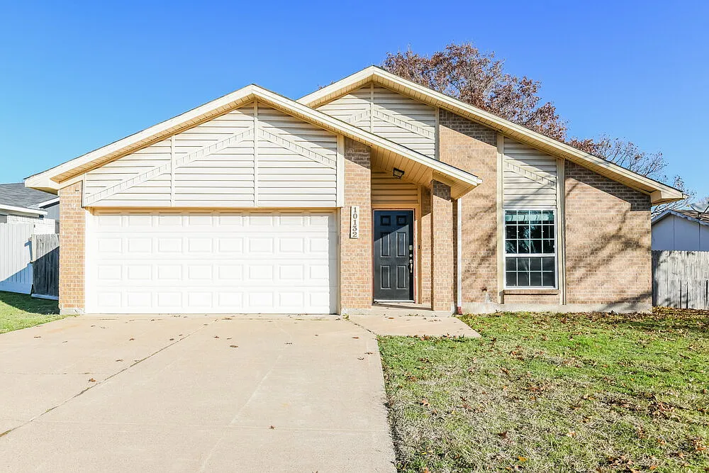 3 bed, 2.0 bath, 1882 sqft, $2,220 — Photo 1