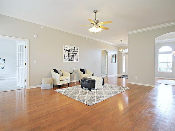 2nd image of 2303 SW Chinquapin Ave