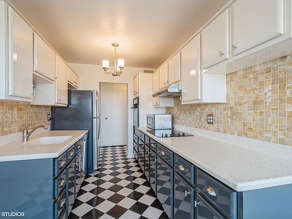 5th image of 6833 N Kedzie Ave APT 1403