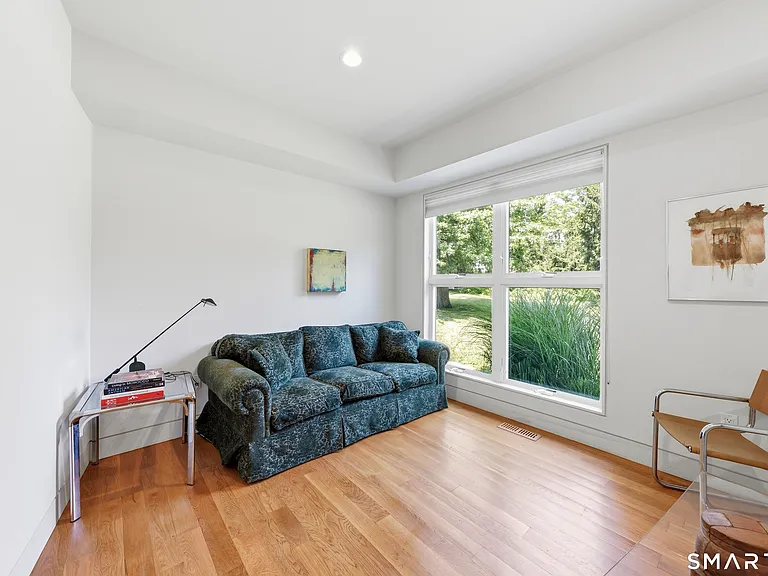 51 Maple Ave S — Photo 16