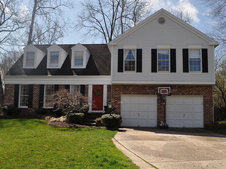 1st image of 207 Autumn Chase Dr