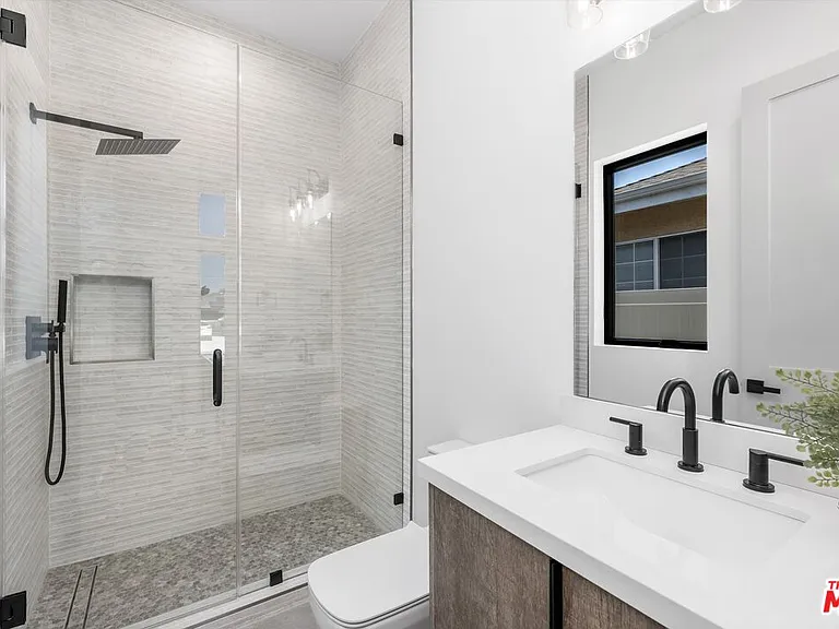 14602 Morrison St — Photo 21