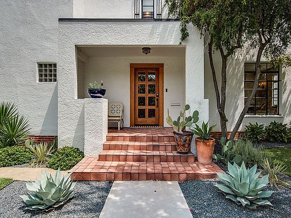 4th image of 2324 Mistletoe Dr