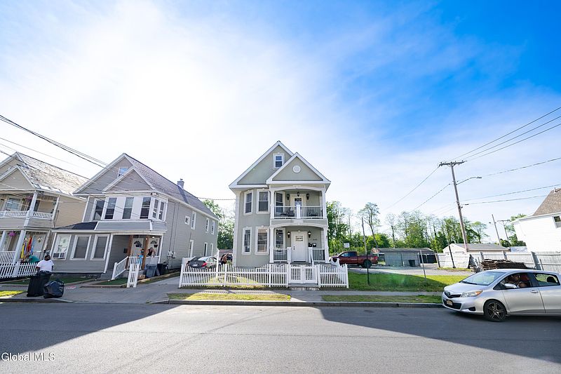 3rd image of 1643 Foster Avenue
