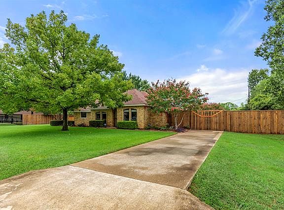 2nd image of 1450 Emerald Cir