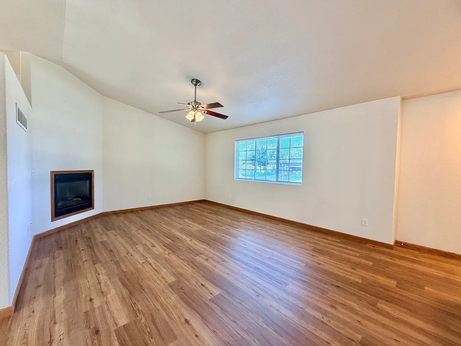 4 bed, 1840 sqft, $3,100 — Photo 3