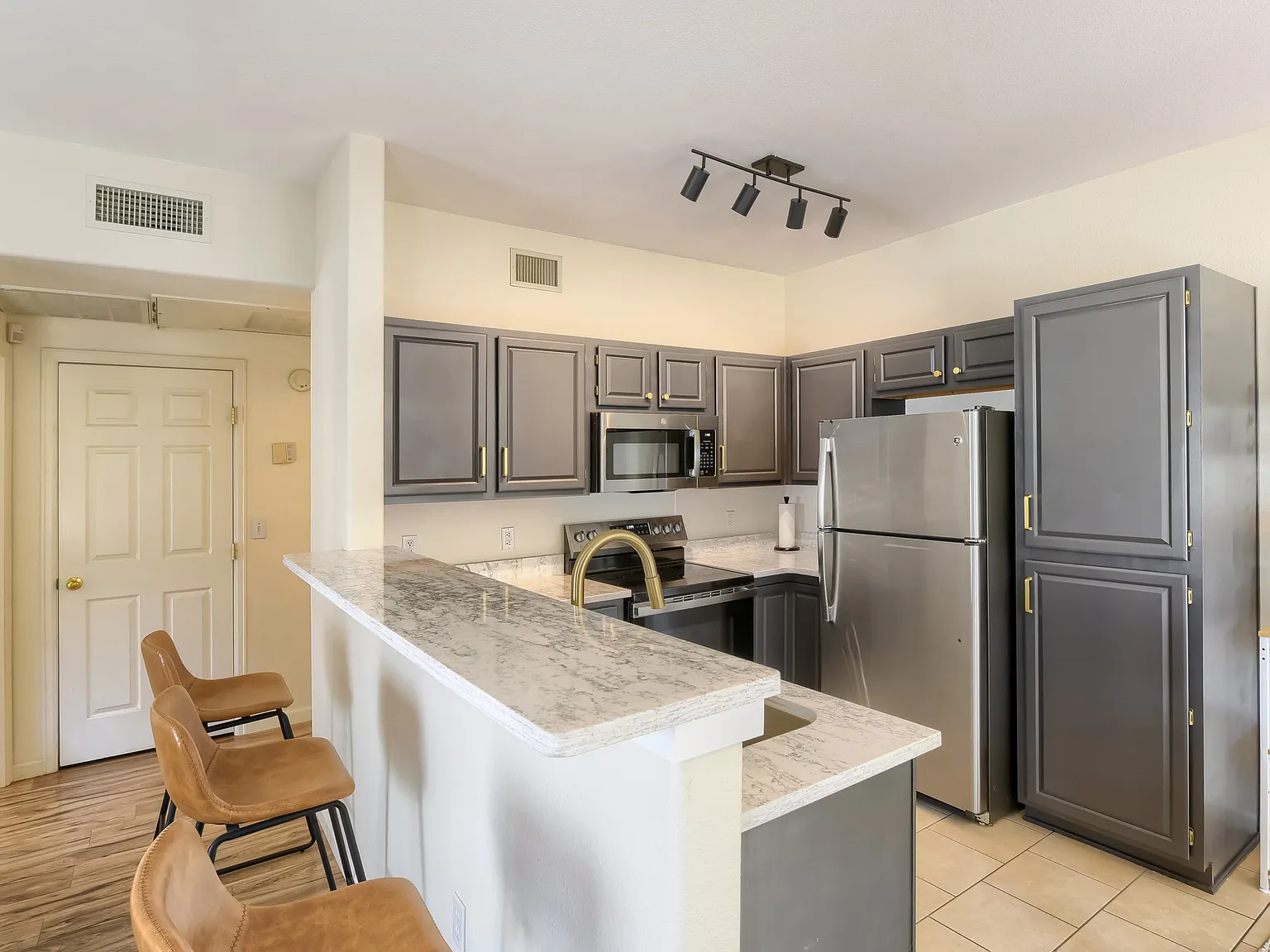 1 bed, 724 sqft, $1,650 — Photo 3