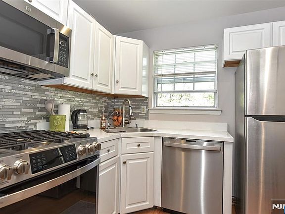 5th image of 1069 Cambridge Ct