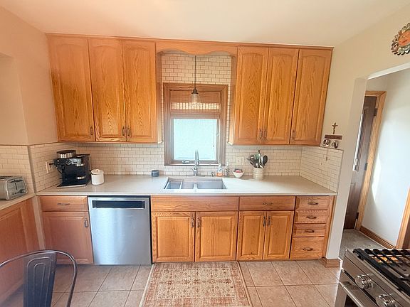 3rd image of 3683 Howard Ave