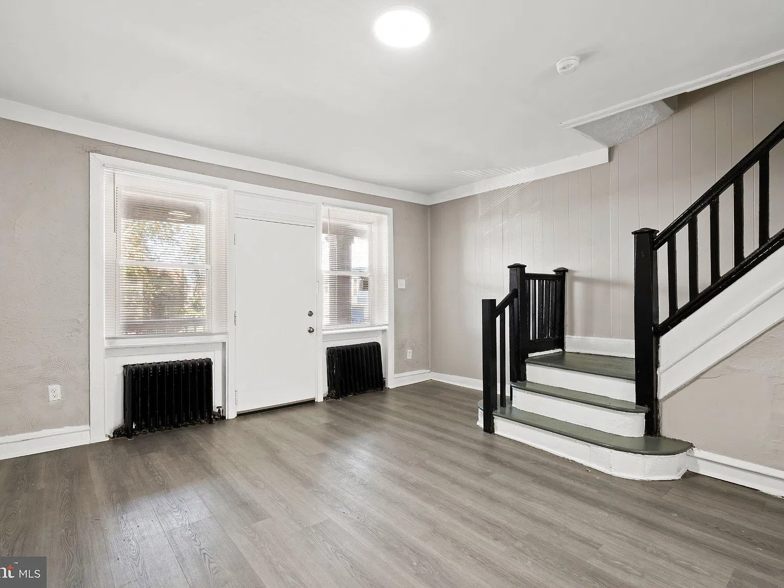 3 bed, 1.0 bath, 1024 sqft, $1,550 — Photo 2