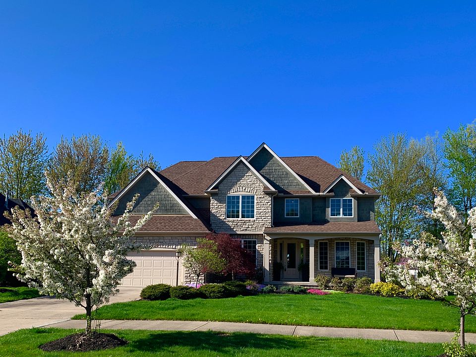 Stone & Vinyl, 3 car garage