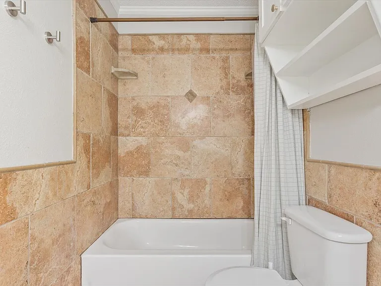 Jack & Jill Bath/Shower