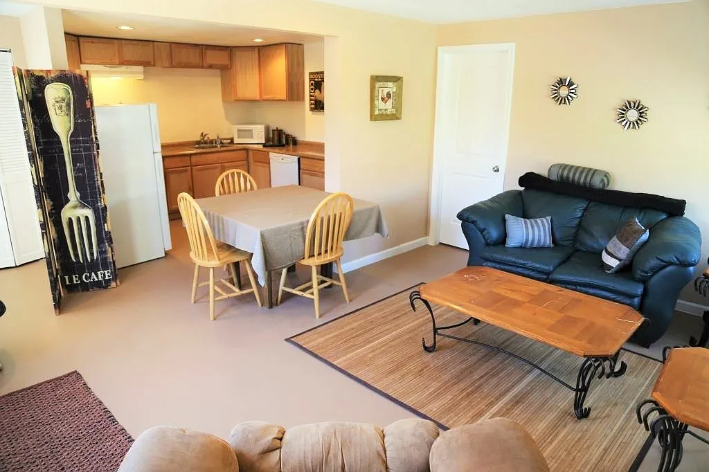 1 Bed 1 Bath House Utilities Included — Photo 3