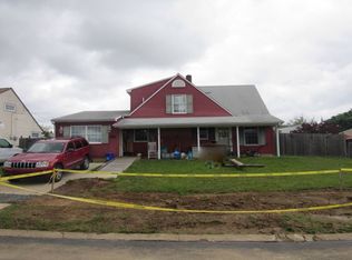 8 Autumn Ln, Levittown, PA
