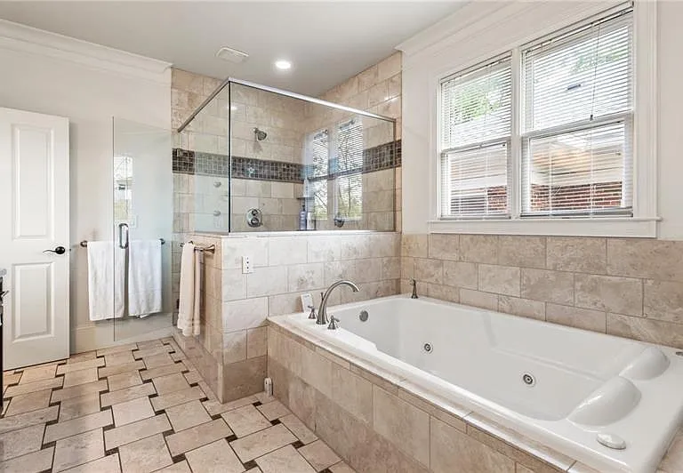 629 Boulevard NE — Photo 42