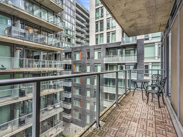650 King St W #605 — Photo 36