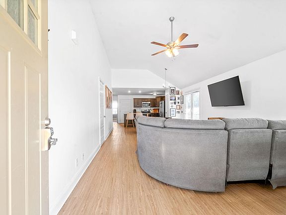5th image of 842 Lutz Ln