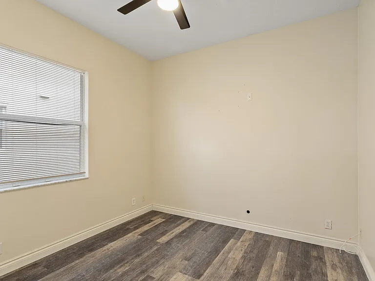 175 NW Willow Grove Ave — Photo 17