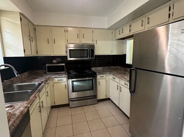14020 Tiger Bend Rd APT 4, Baton Rouge, LA 70817