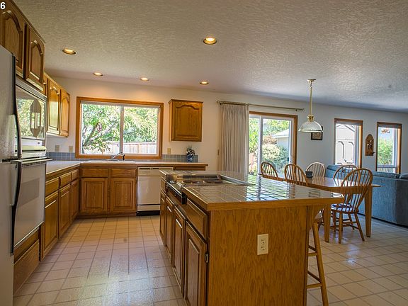 5th image of 629 NE Estate Dr