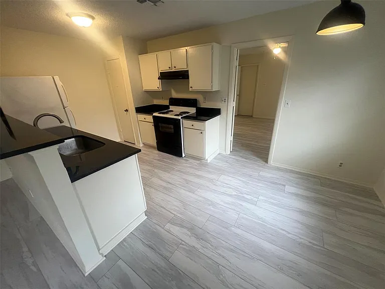 807 Lloyd Ln — Photo 6