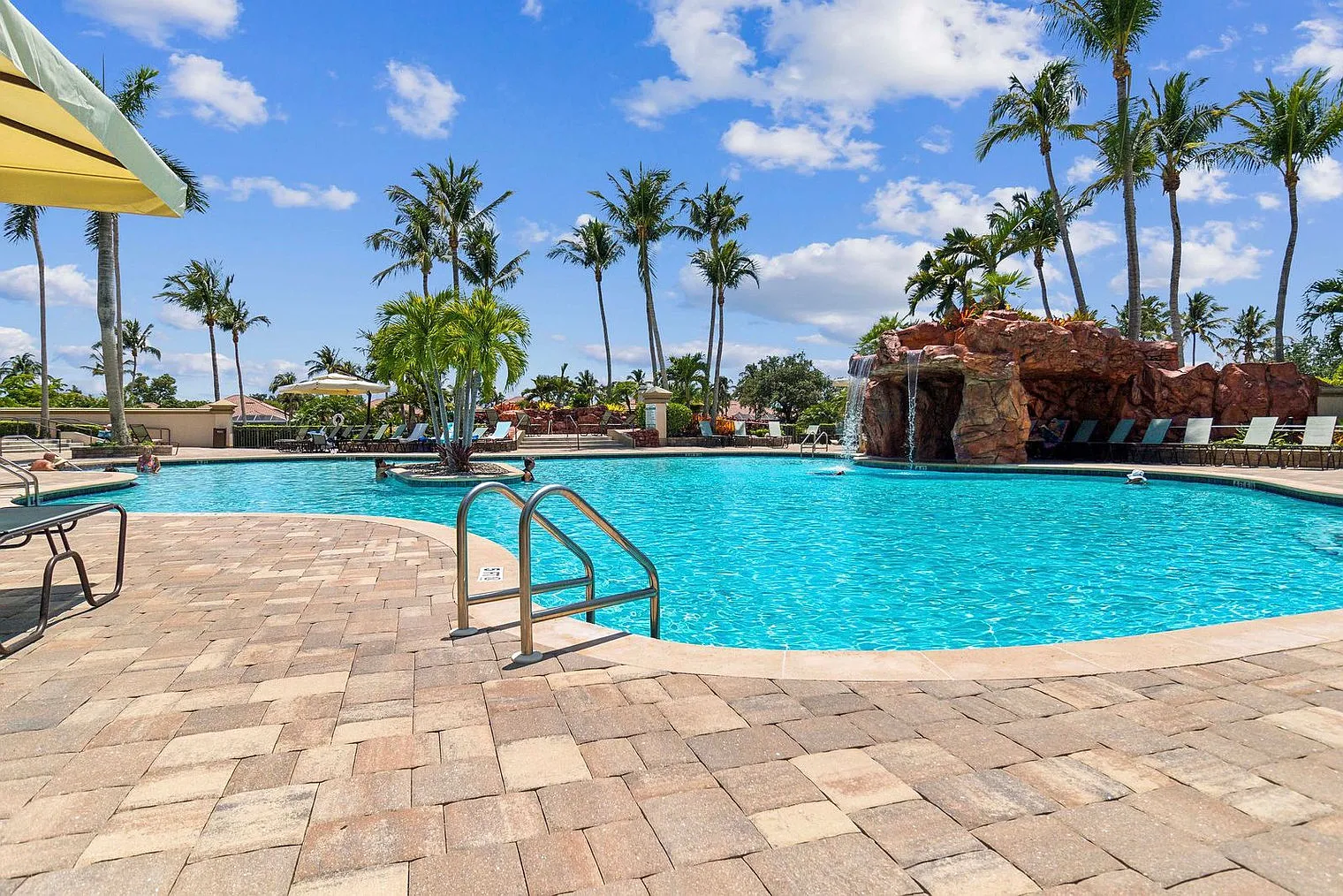 2 bed, 2.0 bath, 1097 sqft, $4,276 — Photo 4