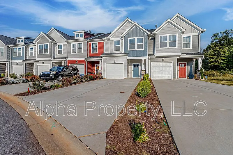 3 bed, 2.5 bath, 1587 sqft, $1,795 — Photo 2