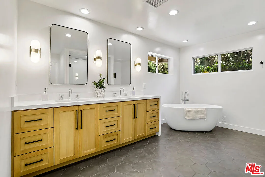 3 bed, 3.0 bath, 2434 sqft, $12,950 — Photo 3