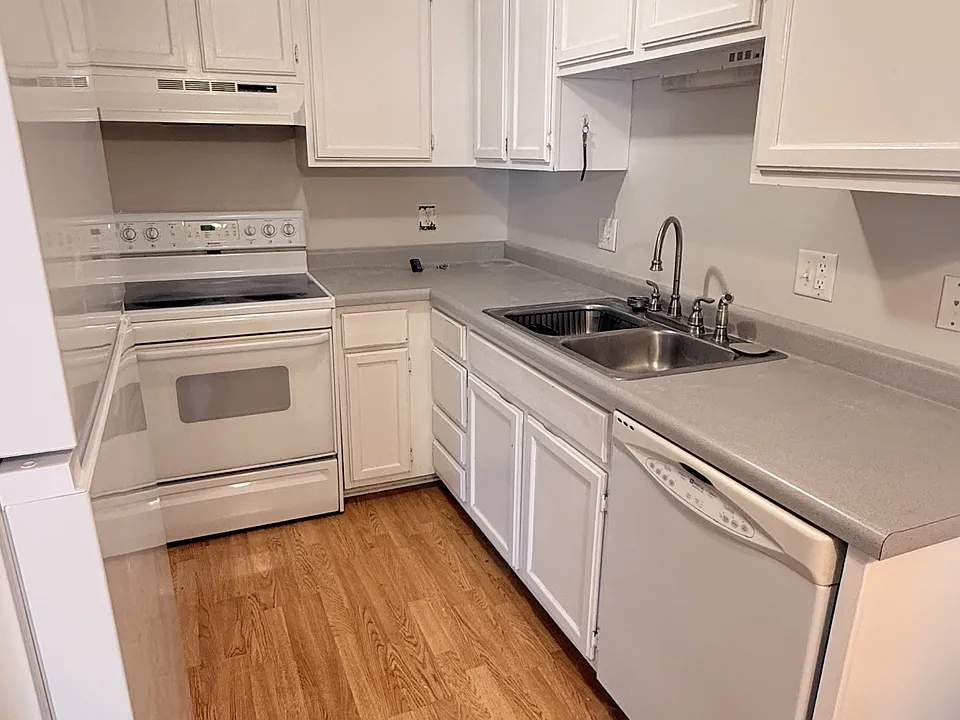 937 Breezewood Cir