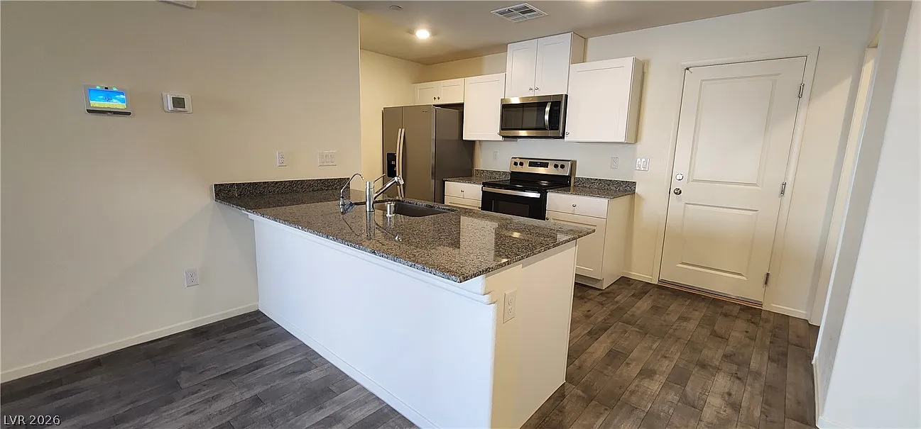 3 bed, 2.5 bath, 1301 sqft, $1,950 — Photo 4