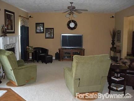 Spacious Family Room
						:
						Gas fireplace, ceiling fan
9 foot ceilings 
18 x 17