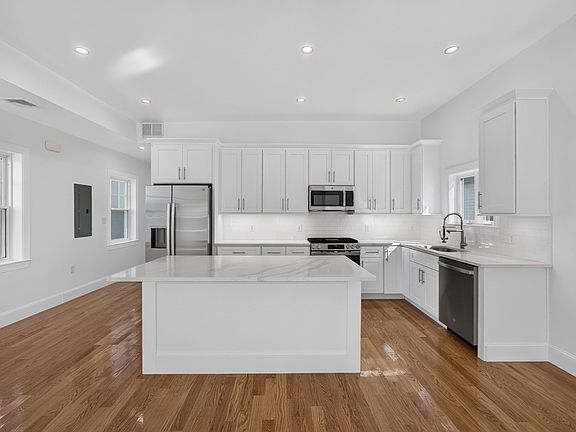 2nd image of 59 Larkin St #1