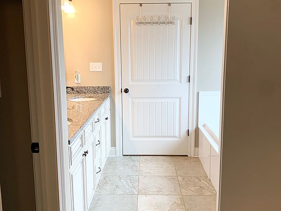 5th image of 171 Lauren Ln