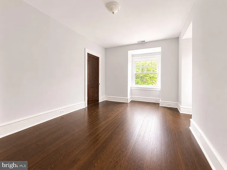 186 W Queen Ln #3 — Photo 12